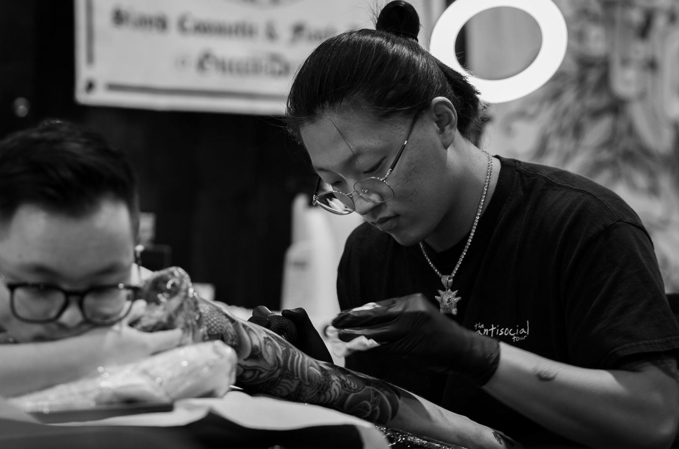 Referência visual de artista tatuando