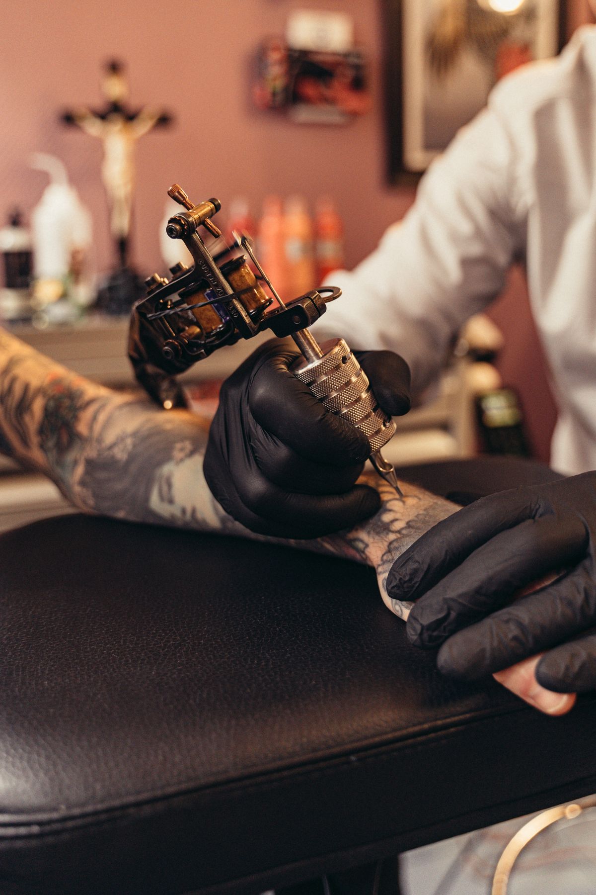 Referência visual de processo de tatuagem em detalhe