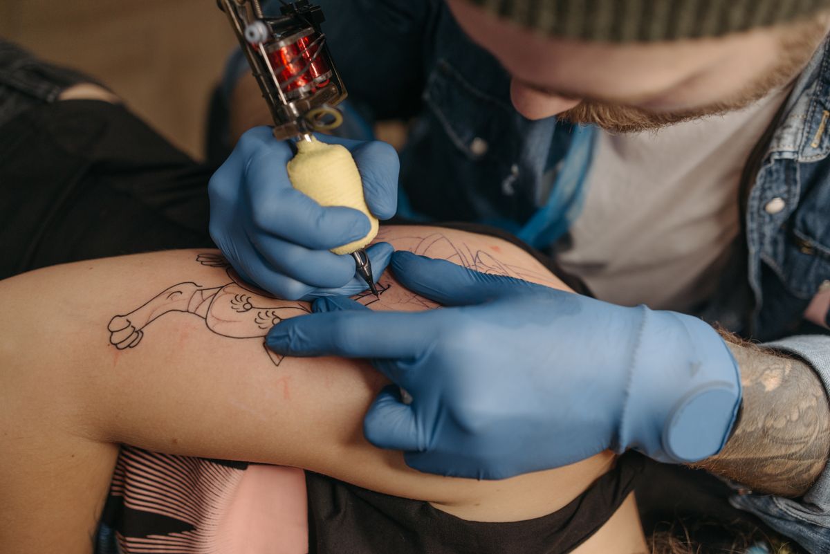 Referência visual de tatuagem em processo